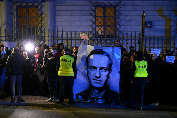2月16日阿列克謝·納瓦尼在獄中去世當天，俄羅斯駐華沙大使館外。