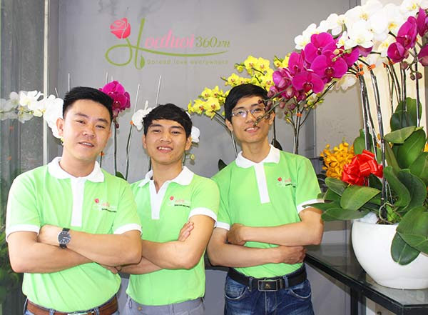 Nhân viên shop Hoa tươi 360 sẵn sàng giao lan hồ điệp tại quận 8