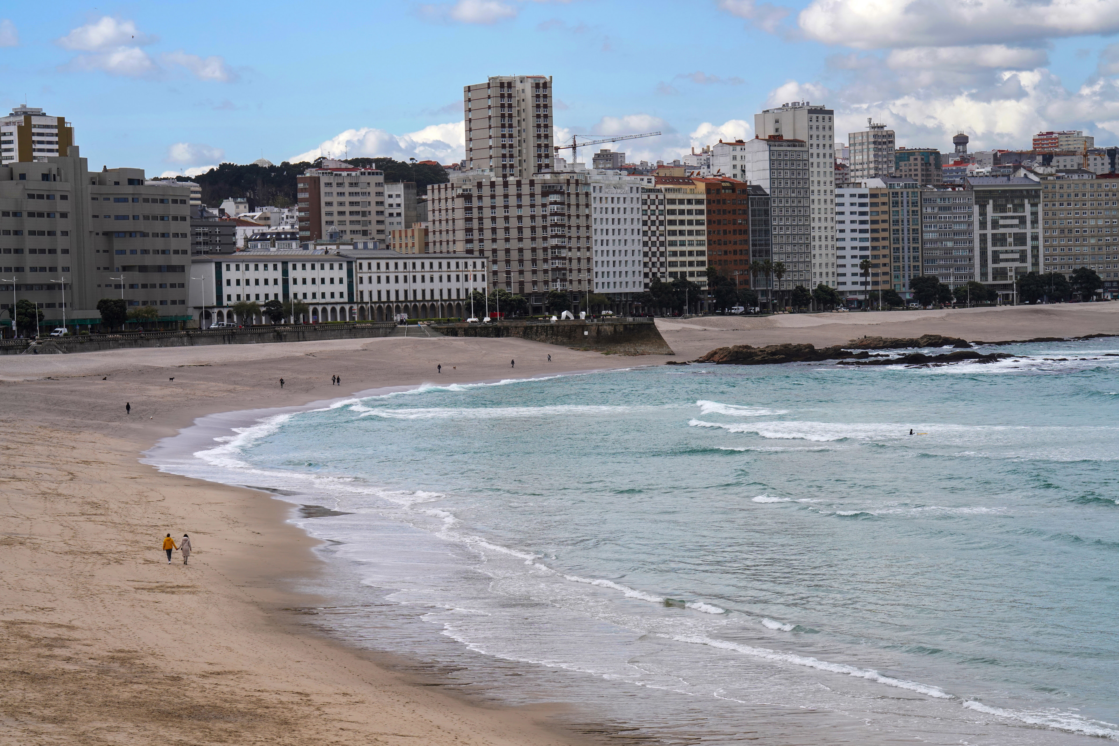 Archivo - Playas Orzán y Riazor, a 8 de abril de 2022, en A Coruña, Galicia (España). A Coruña es una ciudad para pasear y disfrutar, con playas en pleno centro y, presidido por la Torre de Hércules, un largo Paseo Marítimo que la rodea casi por completo.