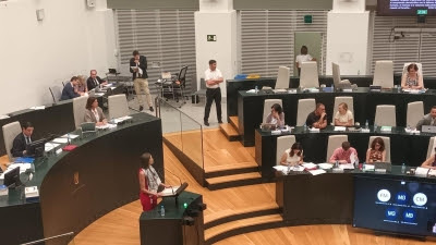 Maroto se pone la kufiya en Cibeles para pedir financiación para UNRWA y PP ve a la izquierda 