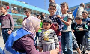 El personal de UNRWA ayuda a los niños de Gaza (archivo).