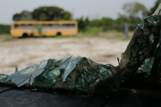 El transporte universitario de LUZ es un amasijo de chatarra inundado por el monte