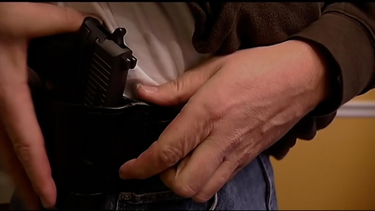 ¿Qué se sabe del proyecto de ley que busca armar a los maestros en Tennessee?