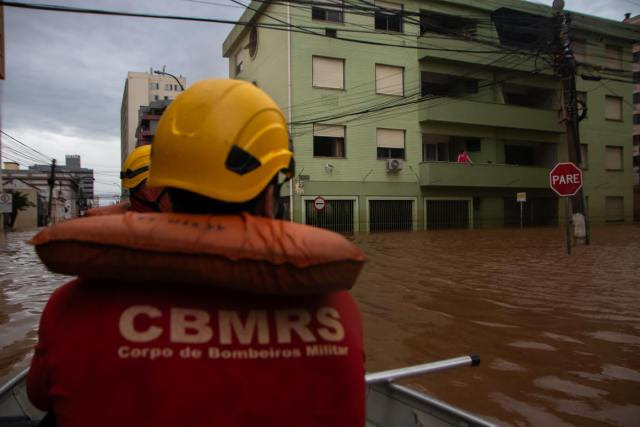 Bombeiros observam moradores que não quiseram sair dos seus apartamentos