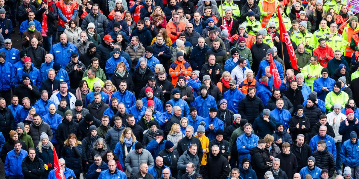 epa11753261 Volkswagen employees attend a strike rally on the premises of the Volkswagen (VW) main plant in Wolfsburg, German, 02 December 2024. IG Metall union is calling for warning strikes at several German Volkswagen locations in response to the German carmaker's plan to close three factories dedicated to its core brand in Germany and reduce employee wages, according to the company's workers council. EPA/JULIAN STRATENSCHULTE / POOL