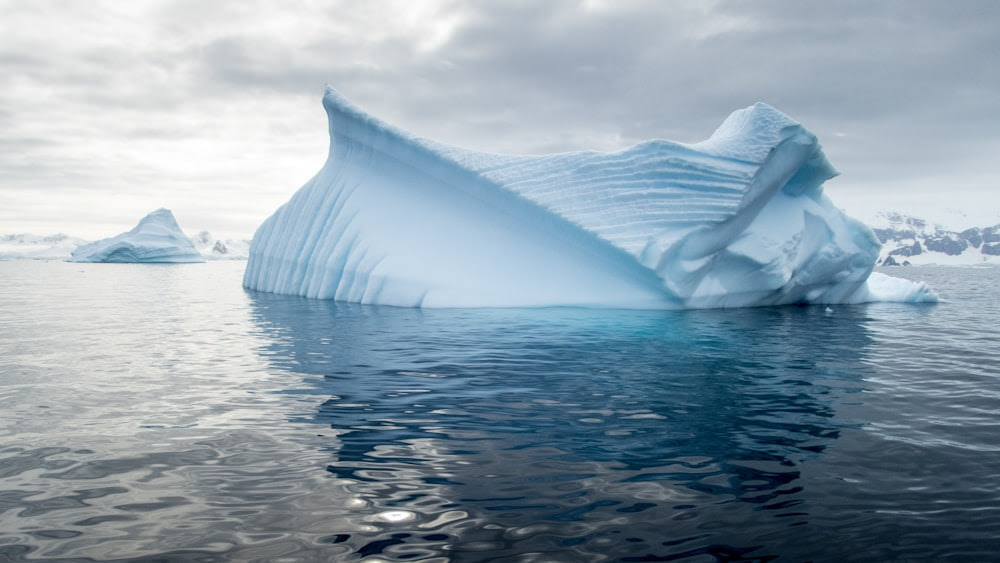 Glacier entouré d’eau