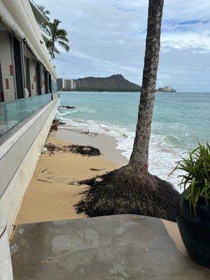 La playa frente al OUTRIGGER Reef Waikiki Beach Resort era una pequeña bolsa de arena pero prácticamente ha desaparecido.