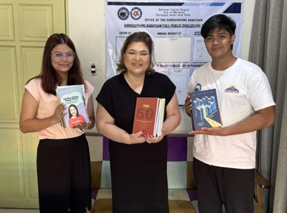 Bookshelf PH's co-founder and managing partner, Monette Quiogue (center) with SK representatives