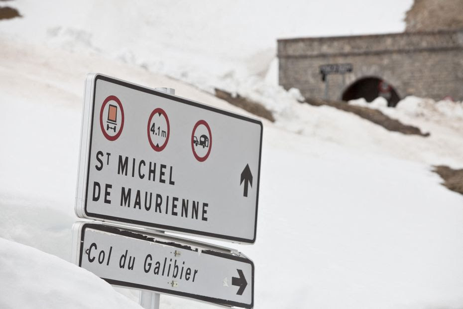 La neige de retour dans les Alpes, plusieurs grands cols routiers ferment en Savoie