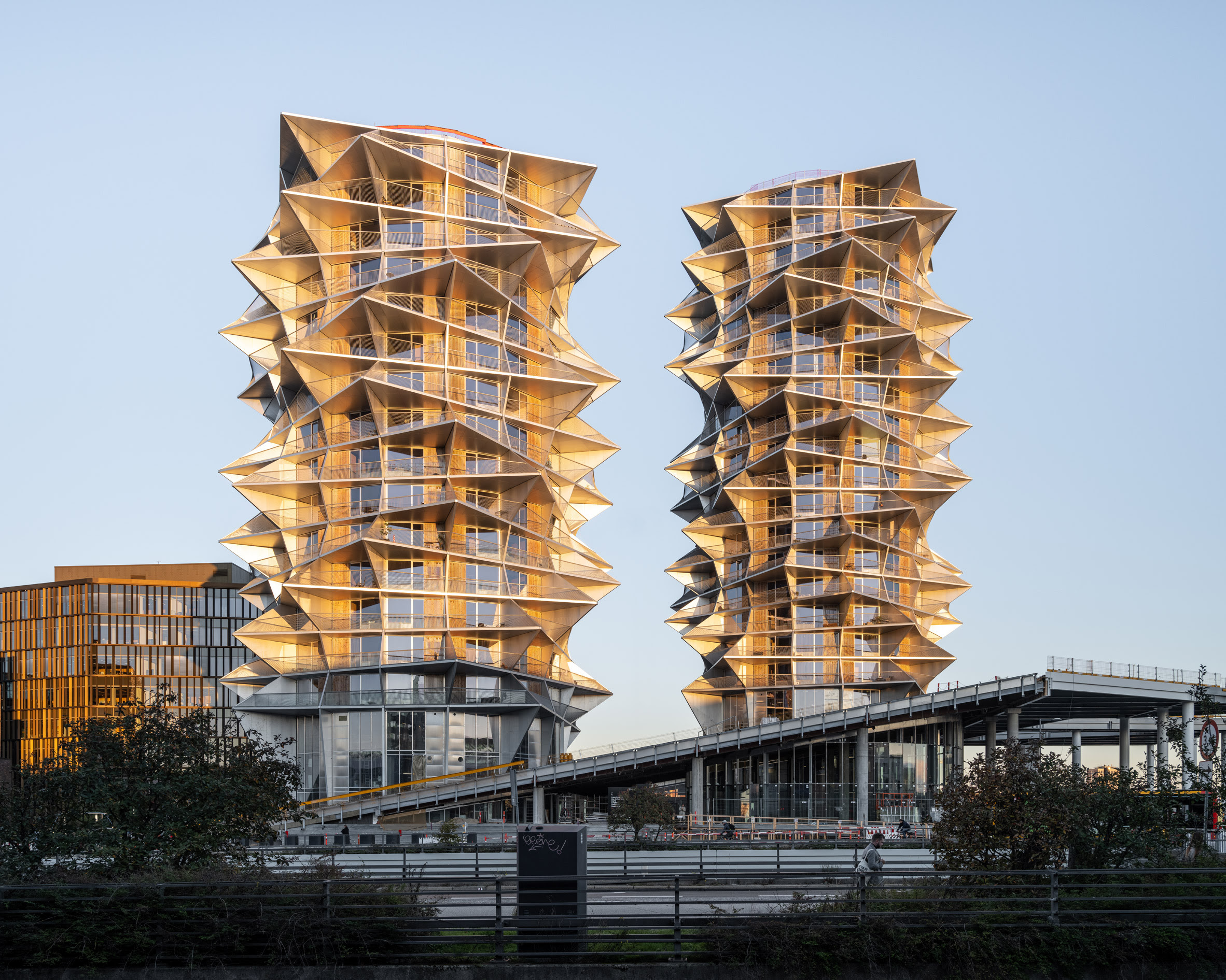 Las dos torres Kaktus están construidas de forma desigual y se sitúan en el barrio emergente de Vesterbro, en Copenhague.