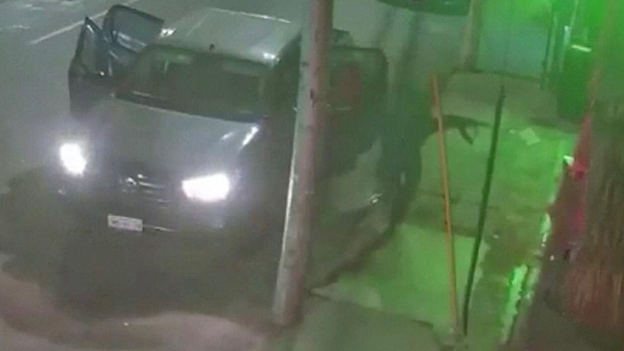 El momento en que hombres armados irrumpen en un bar en México: mataron a 10 personas