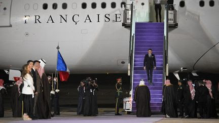 Motions de censure contre le gouvernement : en Arabie saoudite, Emmanuel Macron tient la crise politique à distance