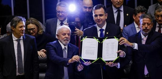 O ministro Fernando Haddad, presidente Lula, o senador Rodrigo Pacheco e o deputado Arthur Lira na promulgação da reforma tributária 