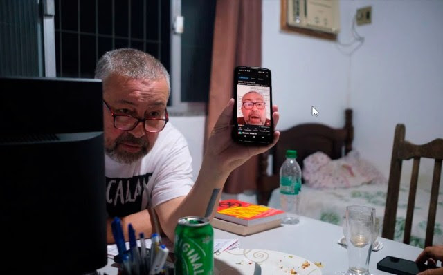 Na imagem, Eduardo Cézar de Brito Pereira mostra um vídeo seu em um celular