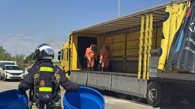  Bomberos NRBQ controlan un nube tóxica por el escape de ácido nítrico de una garrafas en una nave de Algete