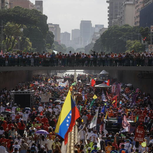 epaselect epa11457975 Supporters of Venezuelan President Nicolas Maduro take to the streets in Caracas, Venezuela, 04 July 2024. The electoral campaign for the 28 July presidential elections officially begins, in which ten candidates will compete, among them the current president, Nicolas Maduro, and the standard bearer of the largest opposition coalition -the Unitary Democratic Platform (PUD)-, Edmundo GonzÃ¡lez Urrutia, who have already been campaigning for weeks with campaign events in several states of the country. EPA/MIGUEL GUTIERREZ
