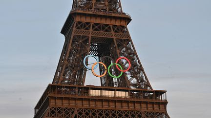 Anneaux olympiques sur la tour Eiffel : pourquoi la proposition d'Anne Hidalgo de les garder après les Jeux fait grincer des dents