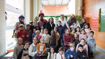 Los Reyes Magos entregan regalos a los niños internos en el Hospital de Alcalá junto a la Comunidad y el Ayuntamiento