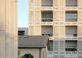 El paseo urbano ha sido diseñado en torno a las estructuras industriales preexistentes, permitiendo que almacenes y elementos ferroviarios formen parte del paisaje.