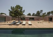 La vivienda la forman cinco cabañas de diferentes tamaños con un patio central y una piscina.