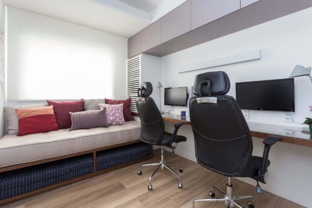 Para turbinar esse projeto de home office, as arquitetas do Studio Tan-gram instalaram uma estrutura de marcenaria próximo à janela, deixando o futon fazer as vezes de sofá. | FOTO: Estúdio São Paulo