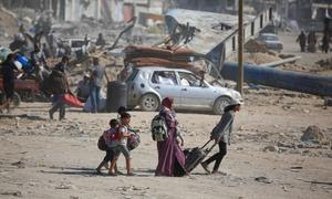 Una familia en Gaza se desplaza entre la destrucción, siguiendo las órdenes israelíes de evacuación.