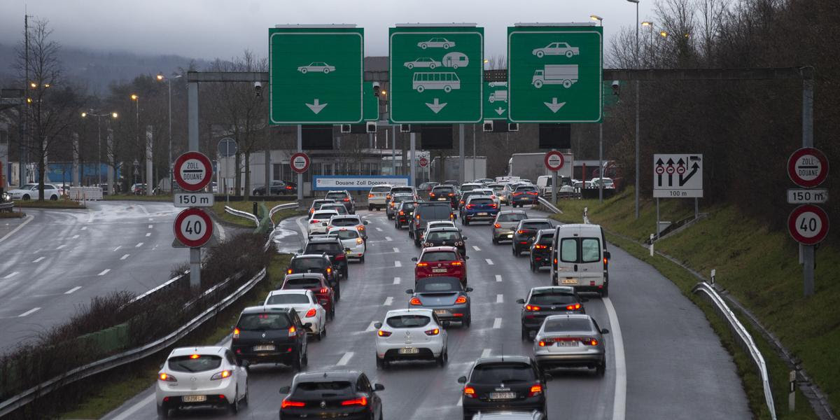 Des automobilistes arrivent a la douane franco-suisses de Bardonnex, ce lundi 1 fevrier 2021 a Bardonnex presse de Geneve. Comme les citoyens de l'UE, les Suisses doivent donc presenter un test PCR negatif au coronavirus COVID-19, qui ne doit pas etre plus vieux que 72 heures, quel que soit le mode de transport utilise pour entrer dans l'Hexagone. Des exceptions sont prevues pour les transporteurs routiers et les travailleurs frontaliers. Elles s'appliquent aussi aux 