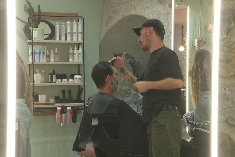 VIDÉO. 'On aurait dû le faire il y a longtemps' : un coiffeur d'Annecy propose des tarifs non genrés, selon la longueur des cheveux