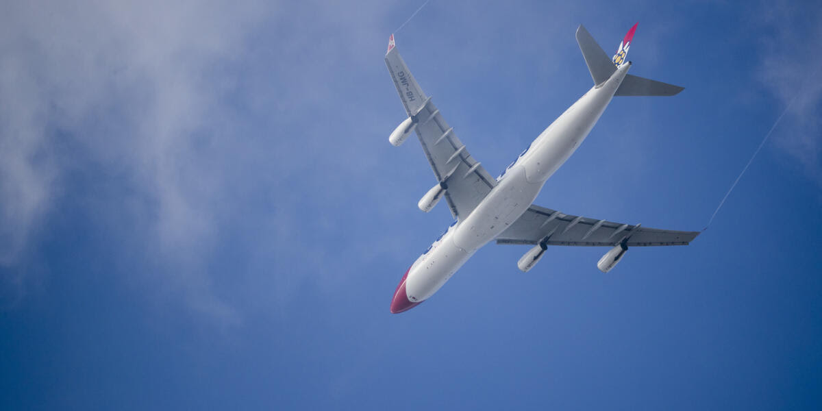 Ein Airbus 340-300 von Edelweiss Air ueberfliegt nach dem Start den Flughafen Zuerich, am Dienstag, den 14. November 2017, in Kloten. (KEYSTONE/Christian Merz)