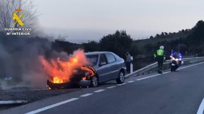  Guardia Civil salva la vida a un conductor que circulaba en un coche que comenzó a arder en la M-505