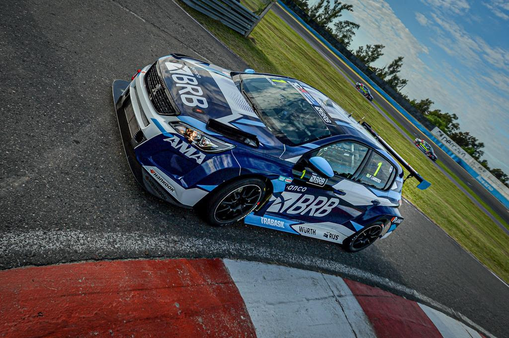 O brasiliense acelera ostentando o numeral #1 destinado ao campeão vigente (Hernán Capa/TCR South America Banco BRB)