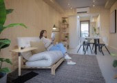 El interior es un espacio cálido y funcional, con una distribución pensada para minimizar instalaciones y optimizar cada centímetro disponible.