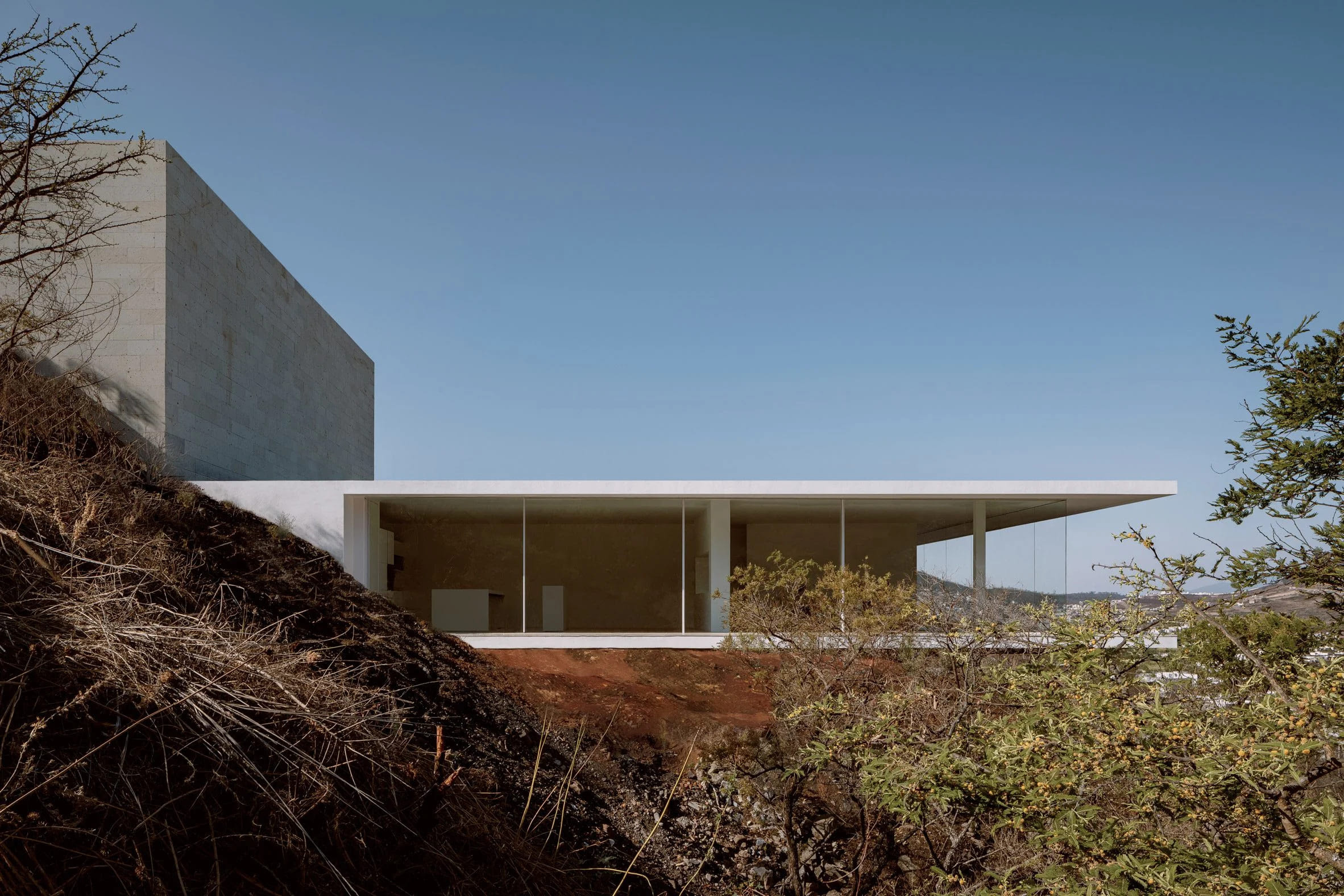 La Casa Shi se ubica en la ladera de una colina en Morelia, a las afueras de Ciudad de México.