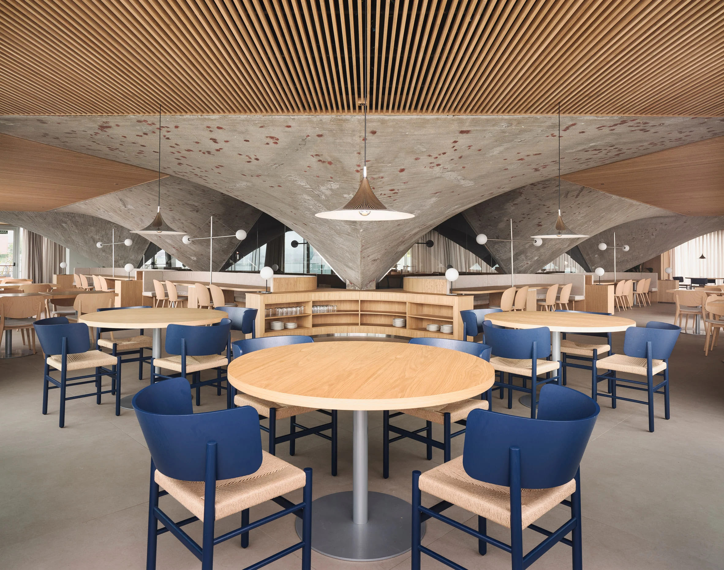 El restaurante del Museo Marítimo de Cantabria combina su brutalismo original con elementos de madera que rememoran el pasado naval de la ciudad.