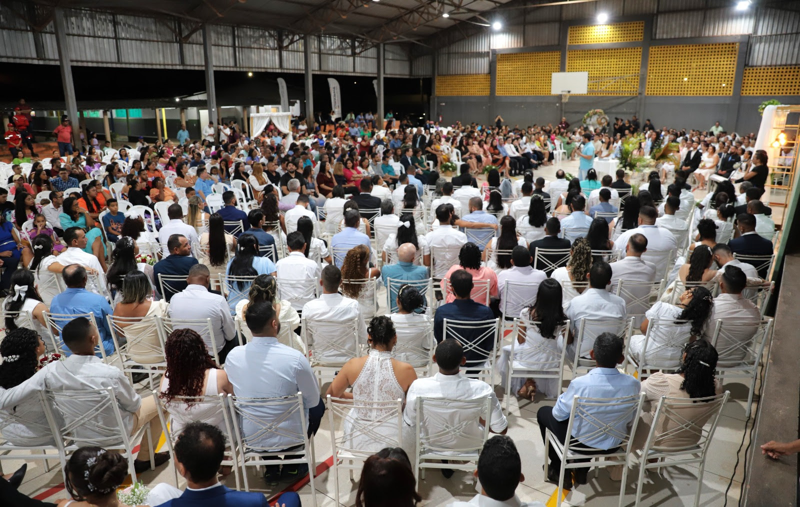 A cerimônia foi realizada na Escola Municipal Joaquim Sabino, no residencial Parque do Lago, e contou com mais de 500 convidados, além dos casais.