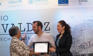 Jurado entrega Premio Breach Valdez 2024 a Carlos Carabaña. 