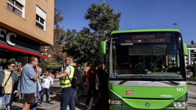 11 autobuses, 12 conductores y 4 coordinadores madrileños siguen realizando rutas en los pueblos afectados por la Dana