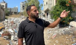 Ahmed Abu Aita señala su casa, reducida a escombros, en el norte de Gaza.