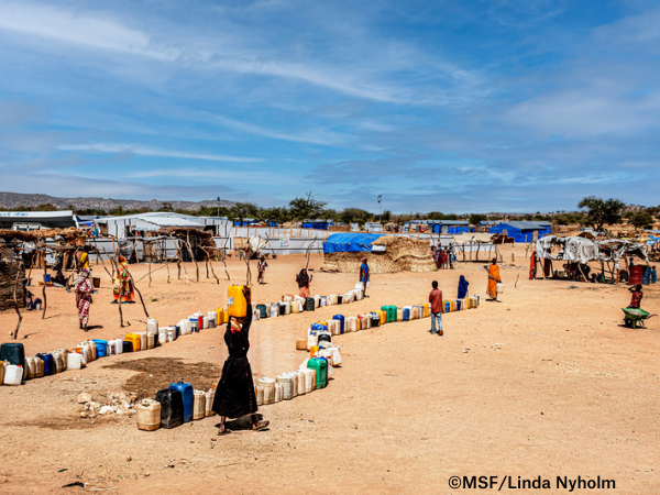 En el campo de Metche, la gente hace cola con sus bidones para recoger agua potable en nuestro punto de distribución. El agua se distribuye dos veces al día, pero no es suficiente.