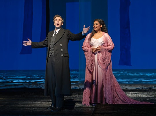 Pretty Yende und Benjamin Bernheim in Offenbachs "LES CONTES D'HOFFMANN" in der New Yorker Met