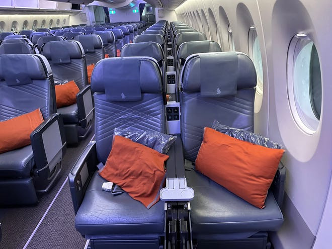 Una vista frontal de los asientos económicos premium en un Airbus A350ULR de Singapore Airlines