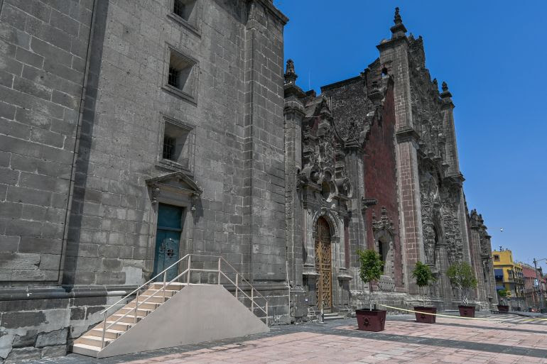 From the front of the Metropolitan Cathedral it is clearly evident how its foundation is sinking to the right.