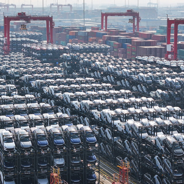 Cientos de coches eléctricos esperando a ser cargados en un barco en el puerto de Taicang en Suzhou, China