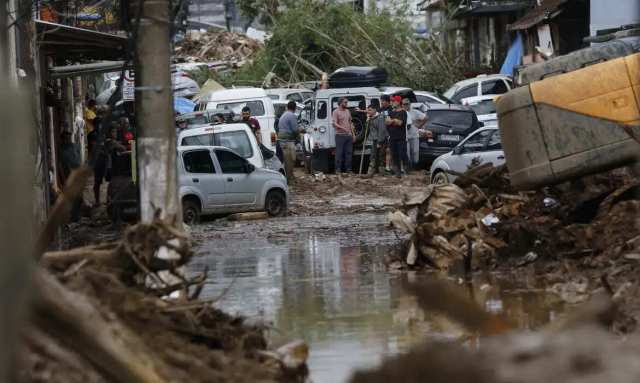 População tenta limpar ruas em Petrópolis em 2022, após forte chuva