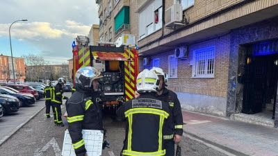 Sucesos.- Bomberos de la Comunidad intervienen en un incendio en una cocina de una vivienda de Parla sin heridos