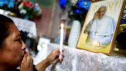 Fedeli dei barrios argentini ricordano Papa Francesco