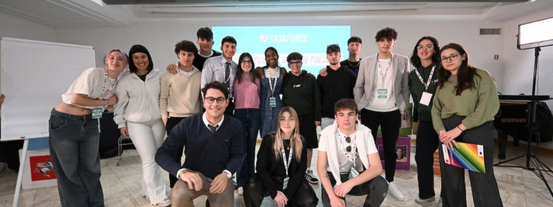 Foto di gruppo dei ragazzi durante il seminario “Si scrive futuro, si legge presente” 