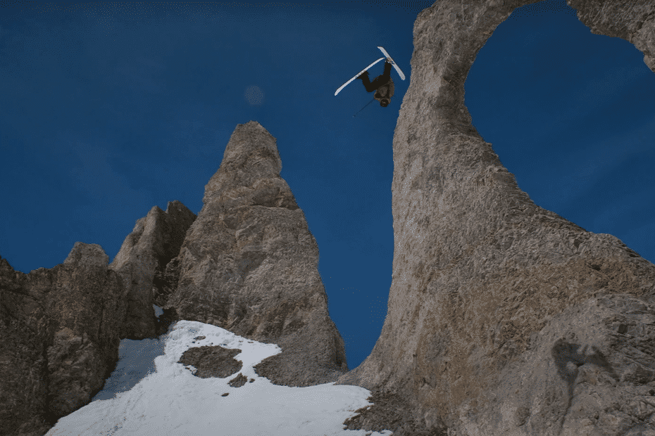 VIDÉO. Une chute de 50 mètres en ski puis un saut à travers l'Aiguille Percée : les dernières vidéos sensationnelles de Candide Thovex