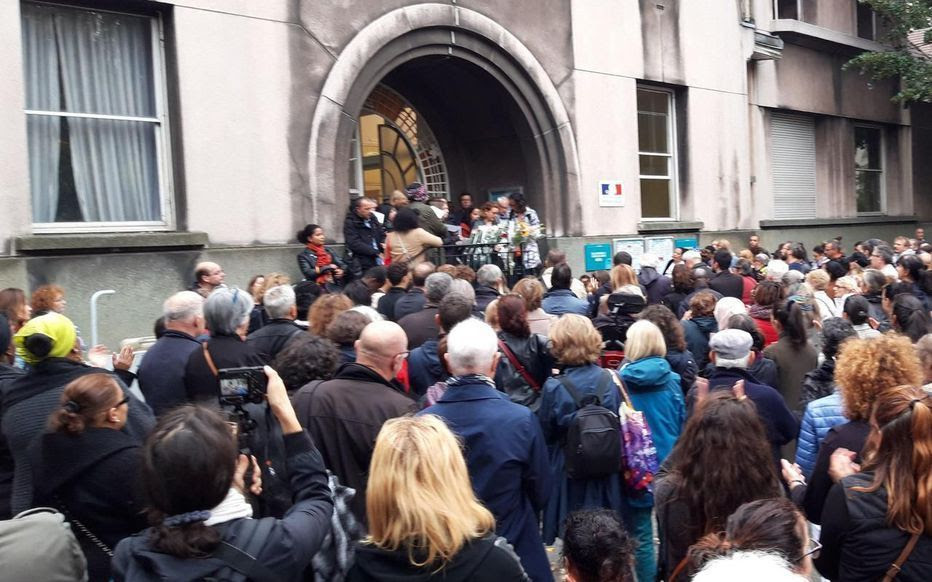 Rassemblement le 26 septembre à l'école Méhul de Pantin. Source et droits de l'image : http://www.leparisien.fr/seine-saint-denis-93/apres-le-suicide-de-la-directrice-d-ecole-a-pantin-les-enseignants-du-93-en-greve-jeudi-29-09-2019-8162403.php