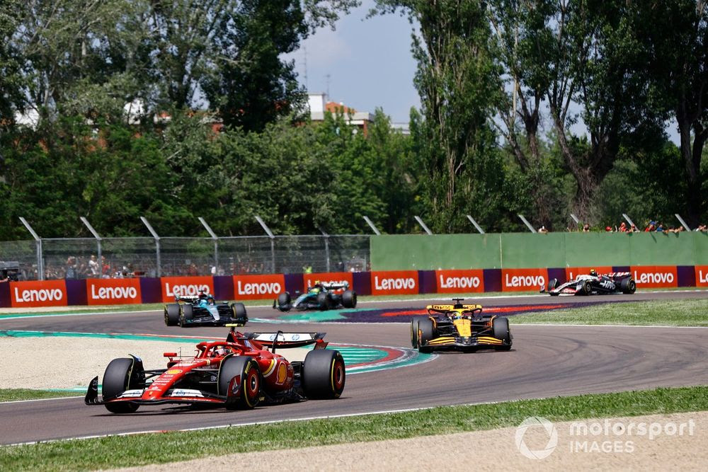 Carlos Sainz, Ferrari SF-24 Oscar Piastri, McLaren MCL38 